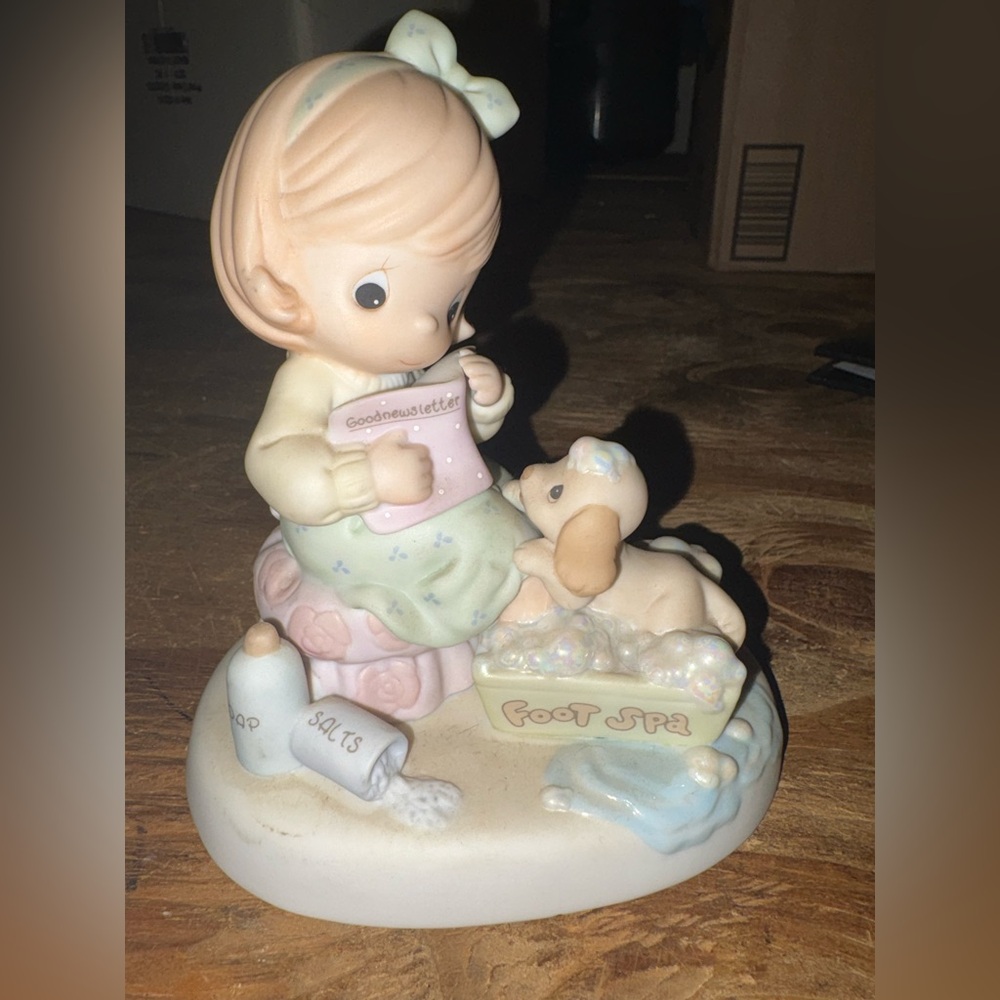 Precious Moments 'Goodnewsletter' Figurine - Pastel Spa Scene.